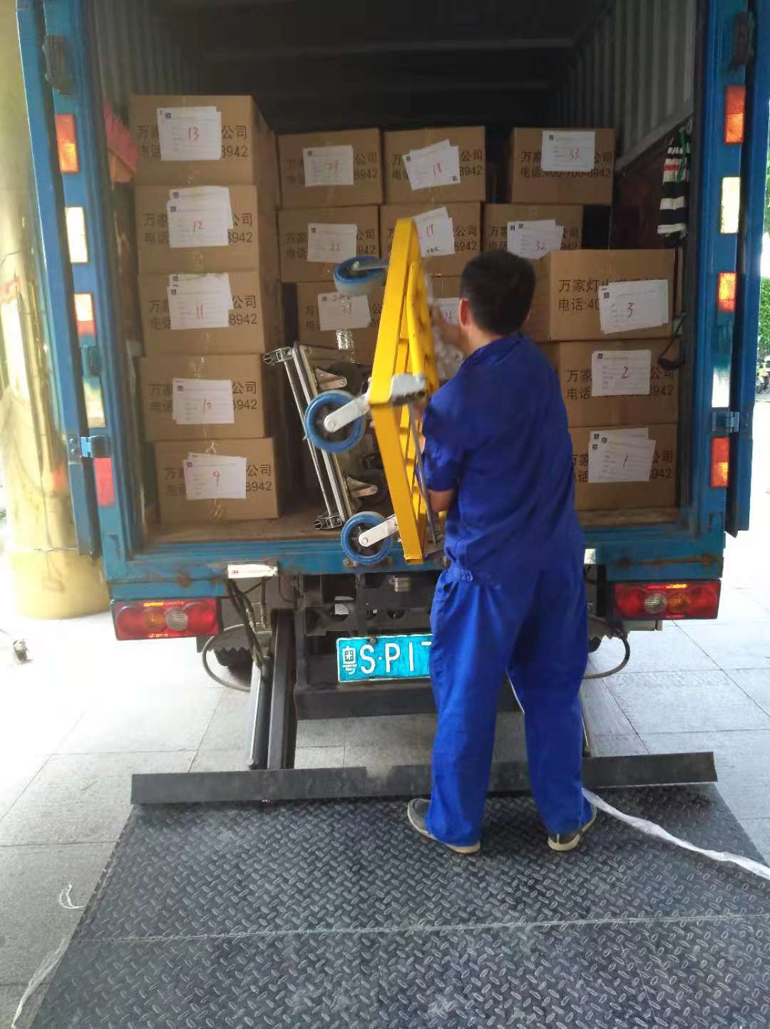  在深圳搬家怎么辦，萬家燈火搬家公司告訴你！